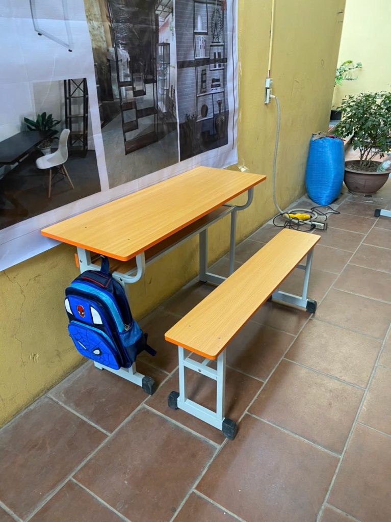 ban-hoc-sinh-roi-ghe-bang-dai